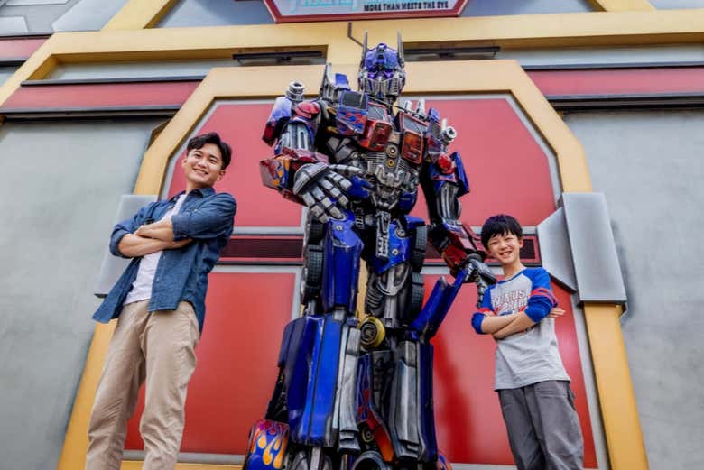 In posa con uno dei Transformers
